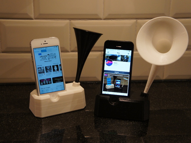 Iphone 4, 4S, 5 and 5S stand with speaker / horn 3D model