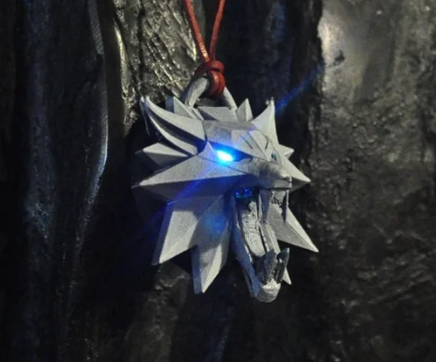 Bad Wolf - Glowing Eyes Pendant / Medalion from Witcher series