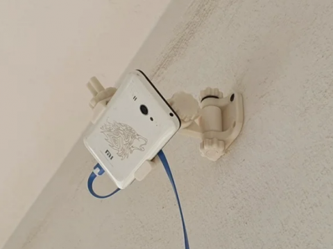 Smartphone as security camera / phone wall mount