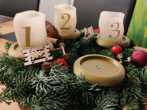 Simple candle holder for advent wreath